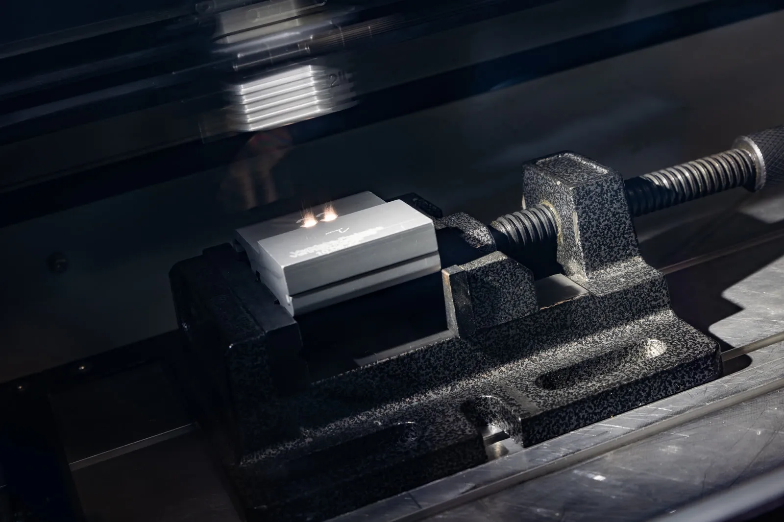 Werkstück im Faserlaser während der Gravur